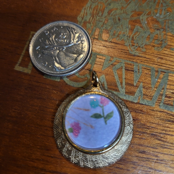 Vintage Round Gold Tone Photo Frame Pendant Charm Necklace - Picture 14 of 14